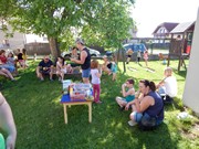 Společné odpoledne rodičů a dětí - natírání popelnic